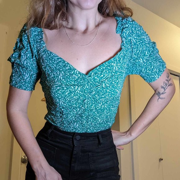 {8th & Main} Puff Shoulder Ruched Waist Summery Green Top Crepe Material - Picture 1 of 8